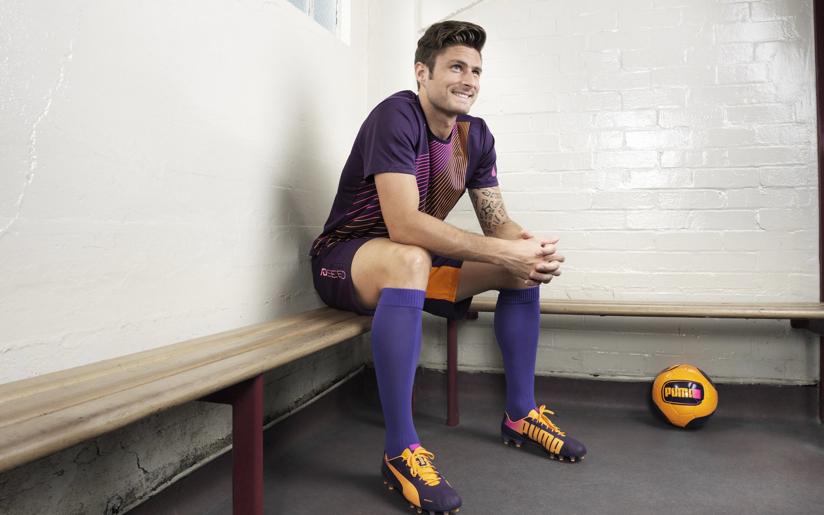 勒沃库森阵地战传控打法稳定推进，勒沃库森阵型